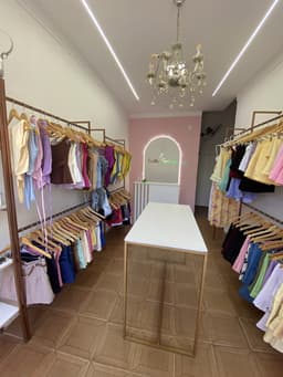Intérieur de la boutique Carlla Fashion