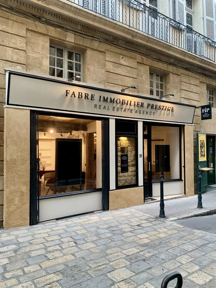 Enseigne d'une agence en ville